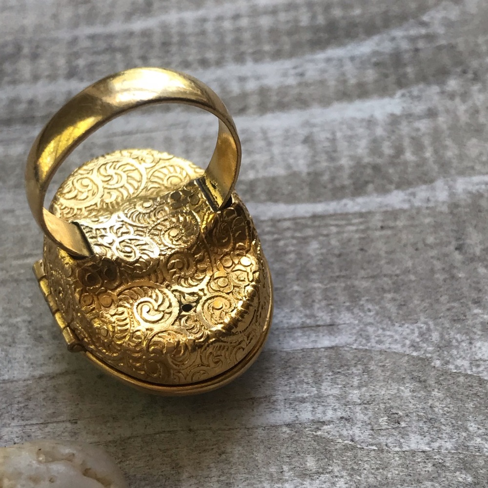 Vintage Avon Locket Ring Gold Green Boho Statement Ring 70s - Picture 11 of 15